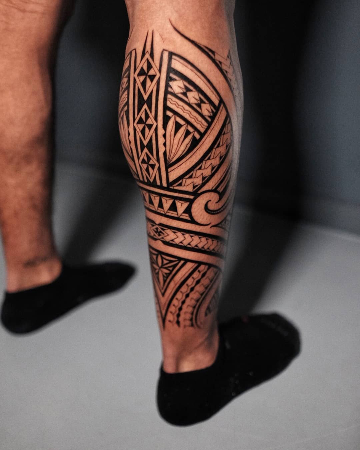полинезийское тату на ноге