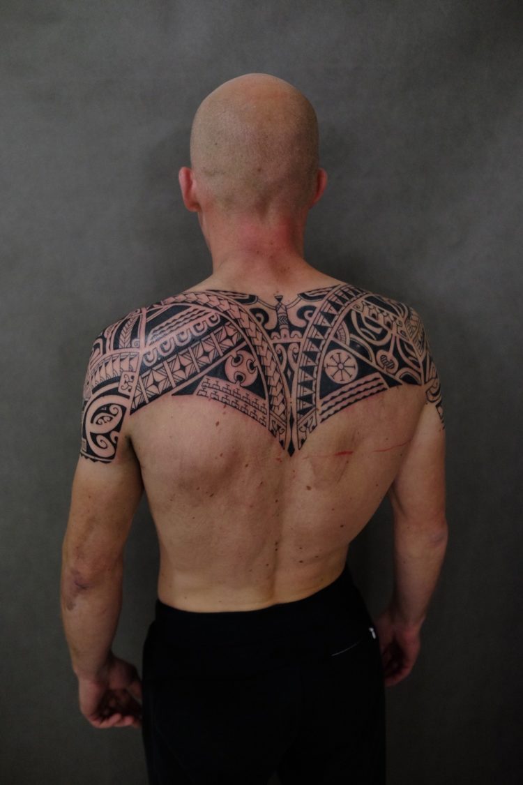 Полинезийское тату на спину
