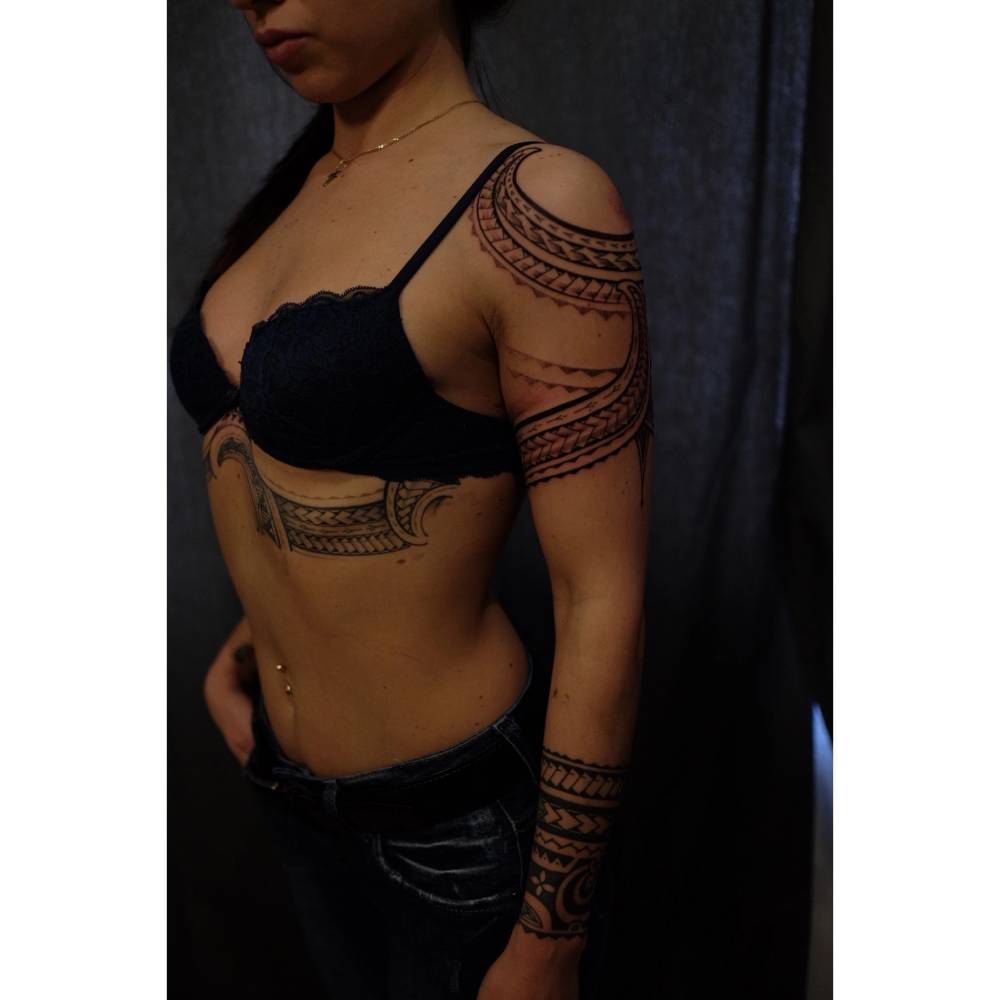 Женская полинезийская татуировка