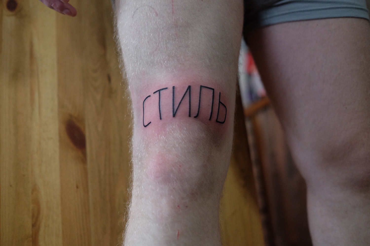 Тату (татуировка) Надписи на ноге: значение и эскизы женские и мужские