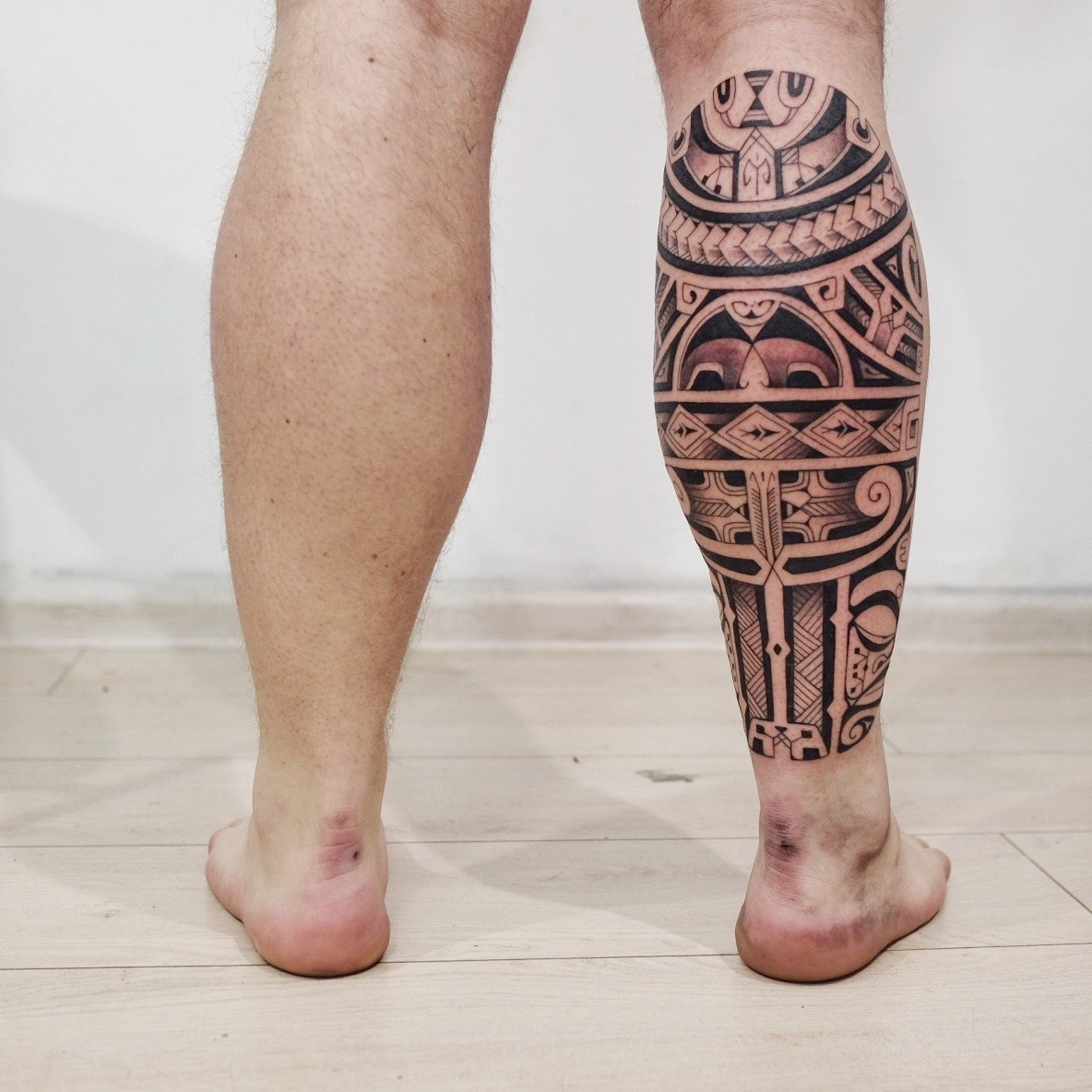 mujskoe-tatu-na-noge-maori
