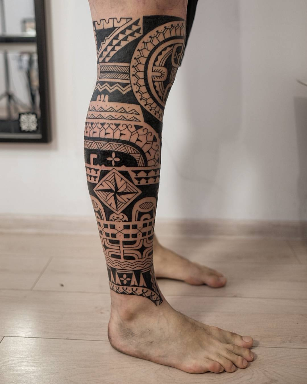 Полинезийское тату на ноге