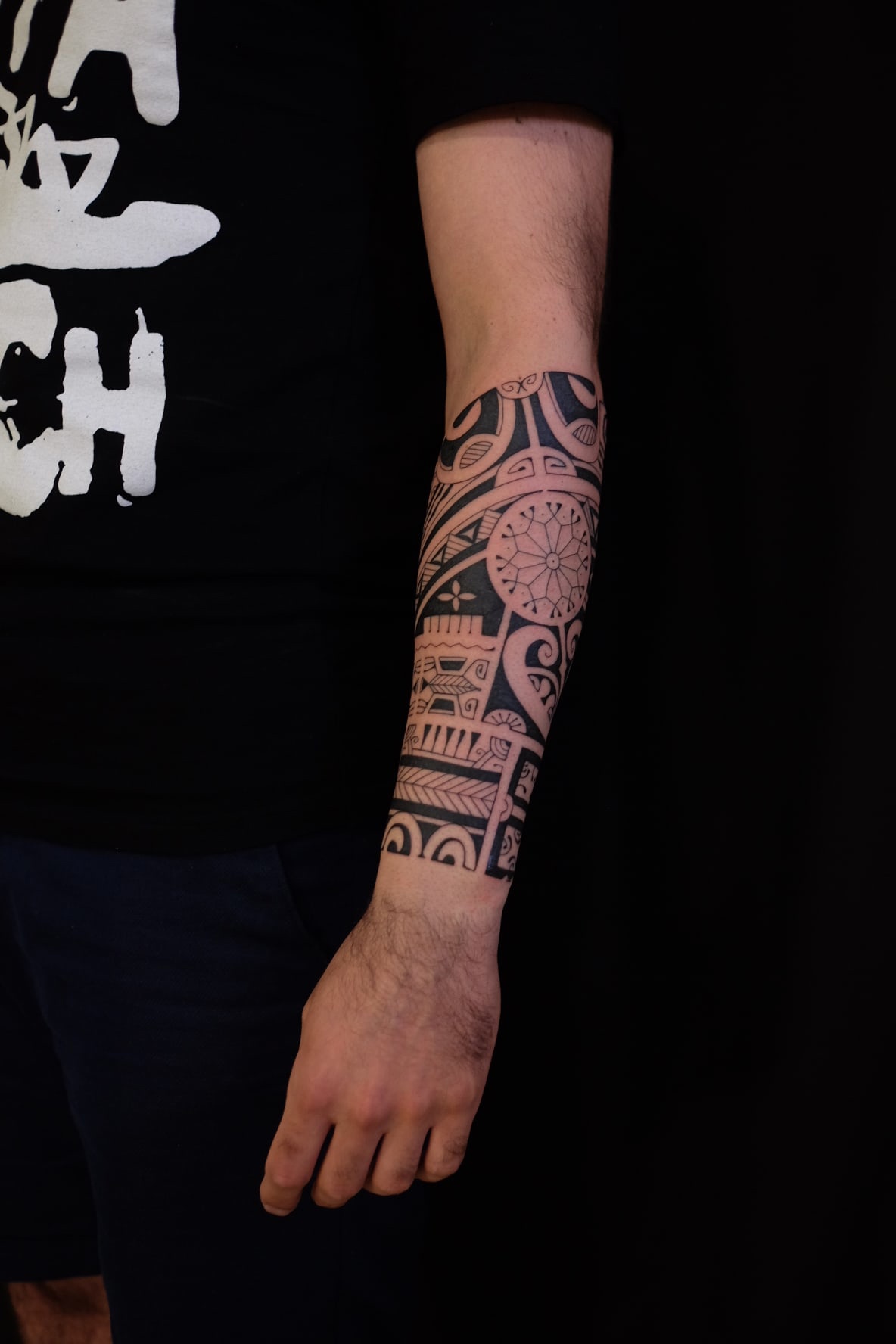 Татуировка Полинезия на руке мужская