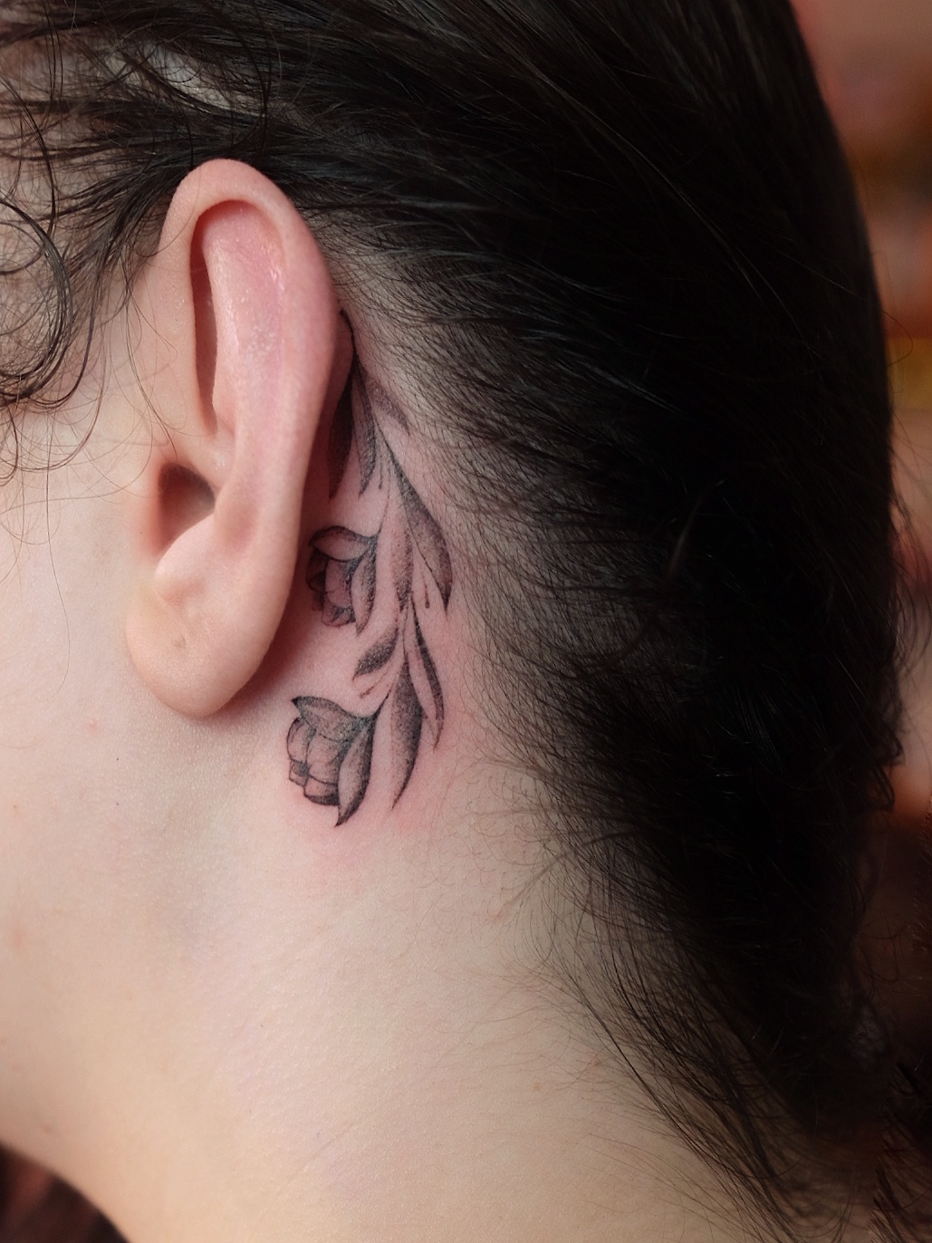 Татуировки иероглифа на шее
