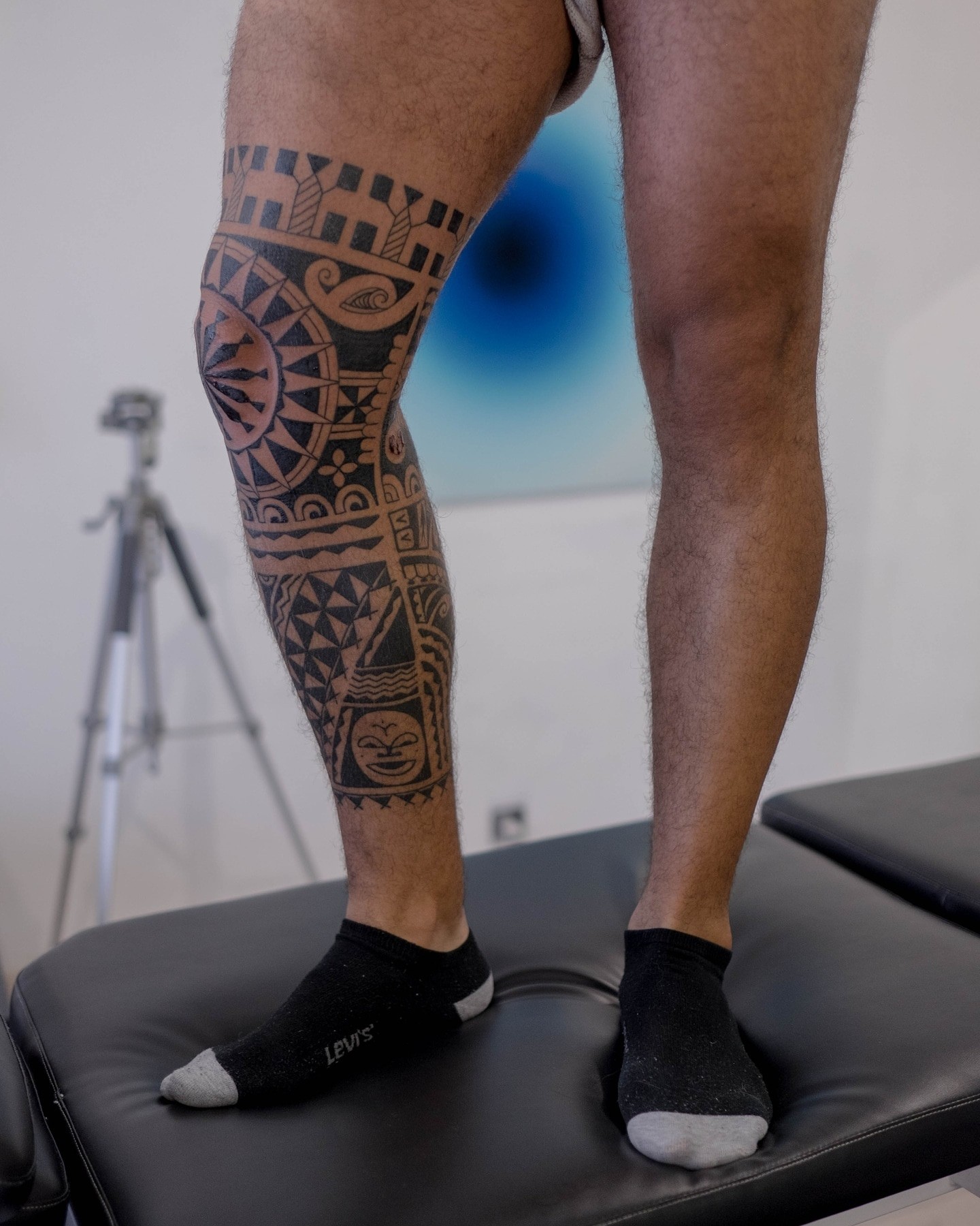 Полинезия тату нога колено